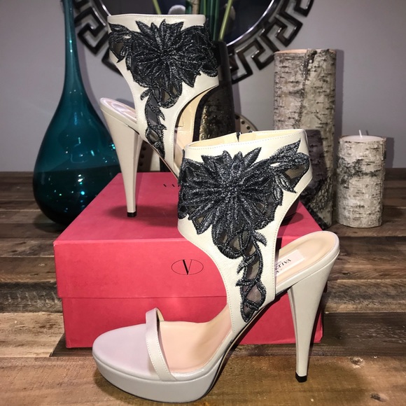 New Valentino Garavani Light Grey Sandals - Picture 2 of 8